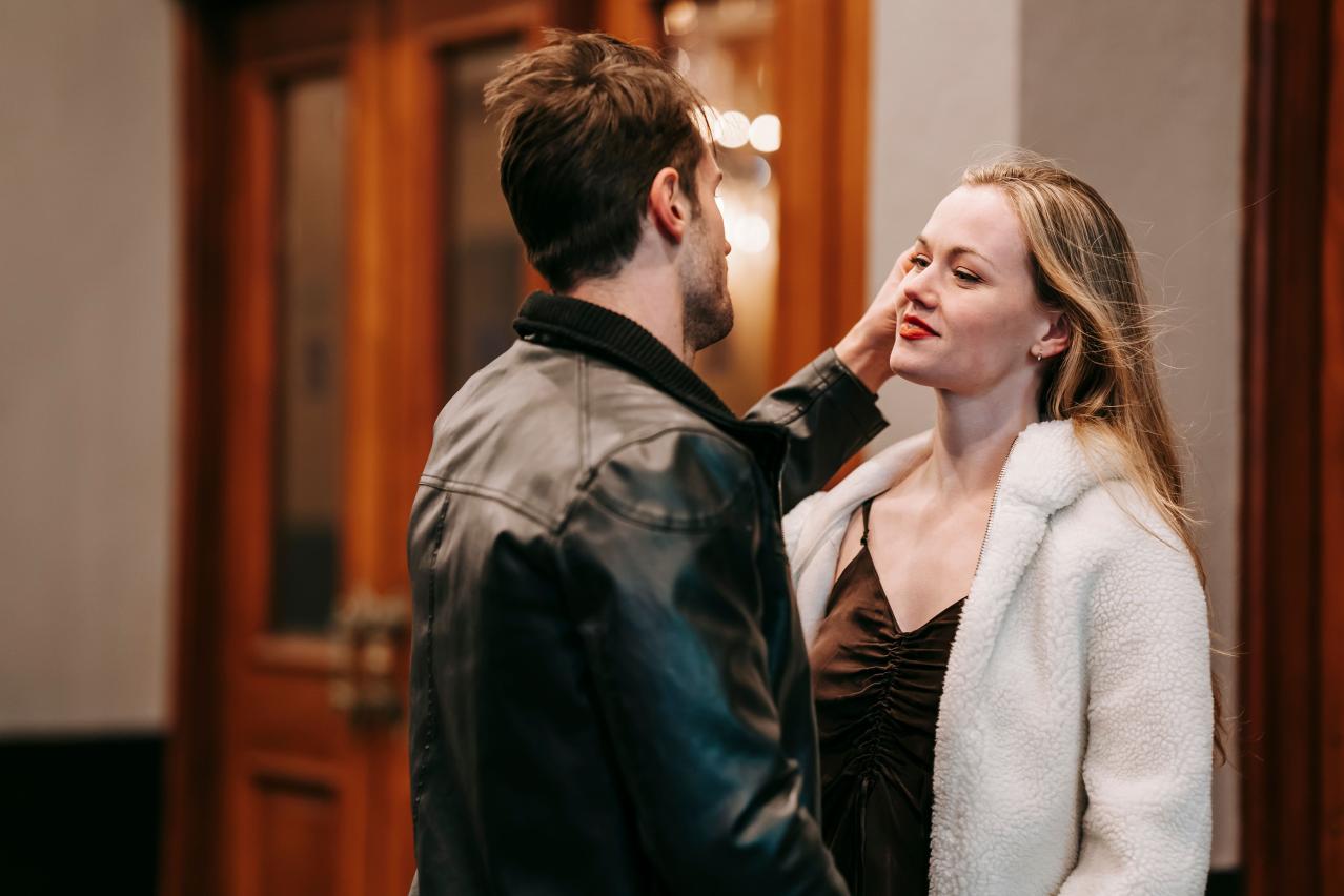 1 homme caresse le visage de sa partenaire
