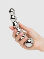 Desire Luxury Beaded Stainless Steel Dildo hand haltend