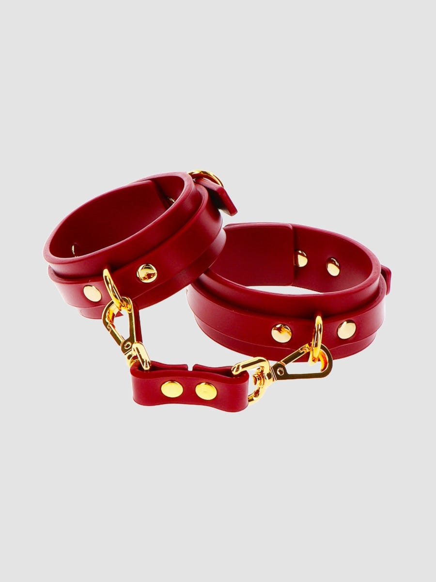 Taboom Bondage in Luxury Fussfesseln