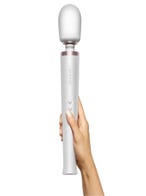 le wand rechargeable vibrating massager stabvibrator weiss hand