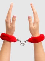 lovehoney red furry handcuffs amorana anwendung