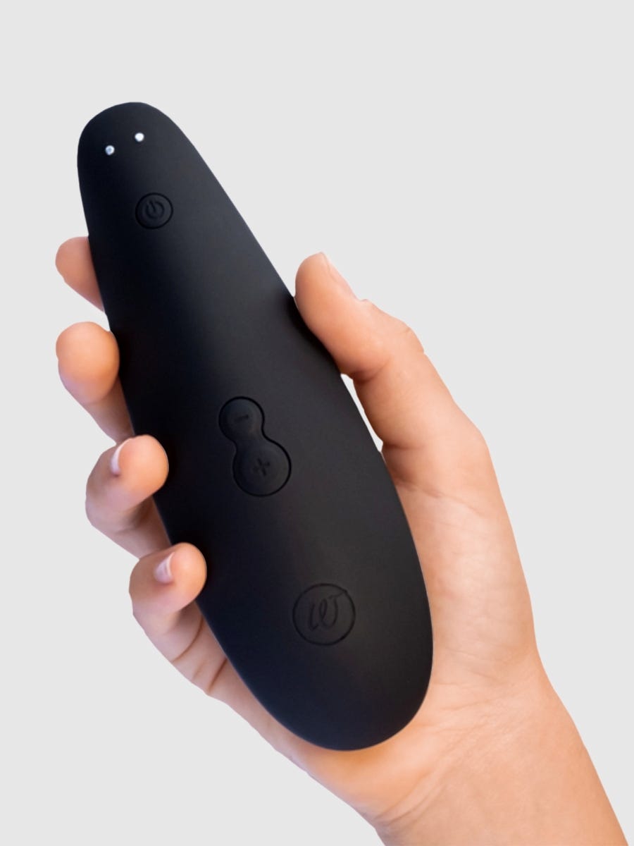 Womanizer Classic 2 in Schwarz in der Hand Amorana