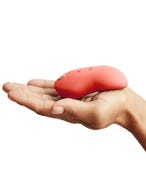 we vibe touch x sextoy auflegevibrator coral amorana hand